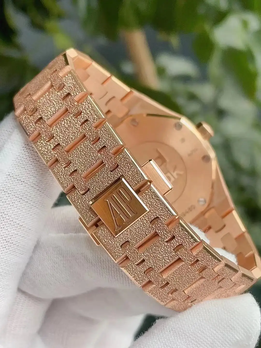 Audemars Piguet Royal Oak Frosted Gold Quartz Gold 67653OR.GG.1263OR.02 - gallery