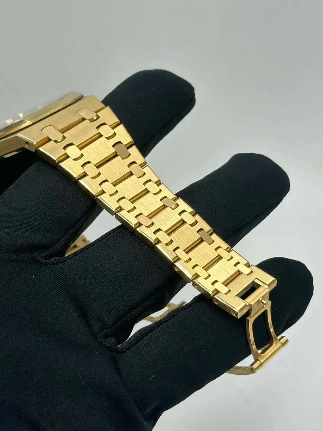 Audemars Piguet Royal Oak Jumbo Extra-Thin Gold 15202BA.OO.1240BA.02 - gallery