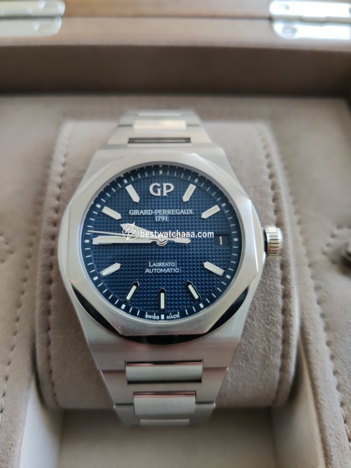 Girard Perregaux Laureato Mens watch Unisex Automatic Steel 81010-11-431-11A