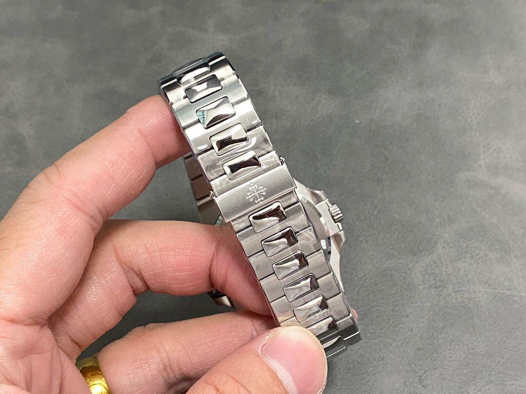 Patek Philippe Nautilus 5711 40mm - gallery